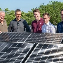 Das Coburger Forschungs-Team im Freiluft-Labor auf dem Dach des Zentrum für Mobilität (ZME) der Hochschule Coburg: Prof. Dr. Dieter Landes, Prof. Dr. Bernd Hüttl, Darwin Daume, Simon Schnabrich und Max Schönau