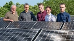 Das Coburger Forschungs-Team im Freiluft-Labor auf dem Dach des Zentrum für Mobilität (ZME) der Hochschule Coburg: Prof. Dr. Dieter Landes, Prof. Dr. Bernd Hüttl, Darwin Daume, Simon Schnabrich und Max Schönau