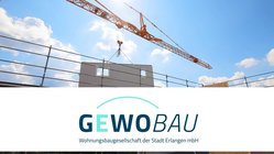 Bild von GEWOBAU Erlangen: Serielle Aufstockung der Fassade mit Logo der GEWOBAU Erlangen